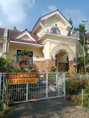Villa kota bunga cipanas 3 kamar baru renovasi full wifi, Sukabumi